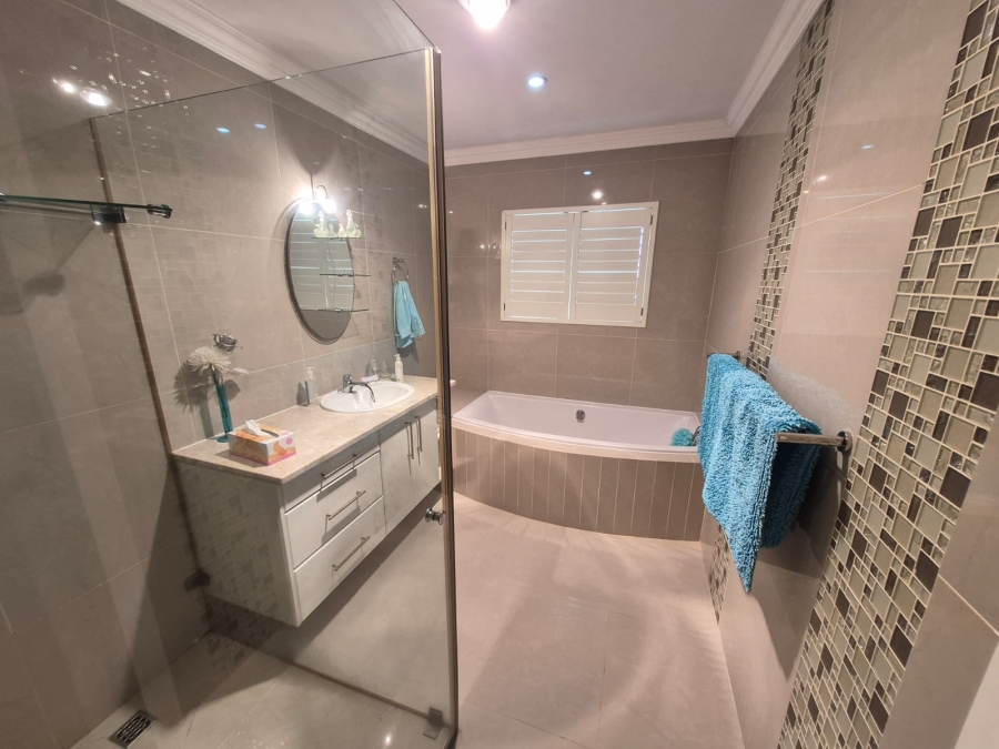 3 Bedroom Property for Sale in Boggomsbaai Western Cape